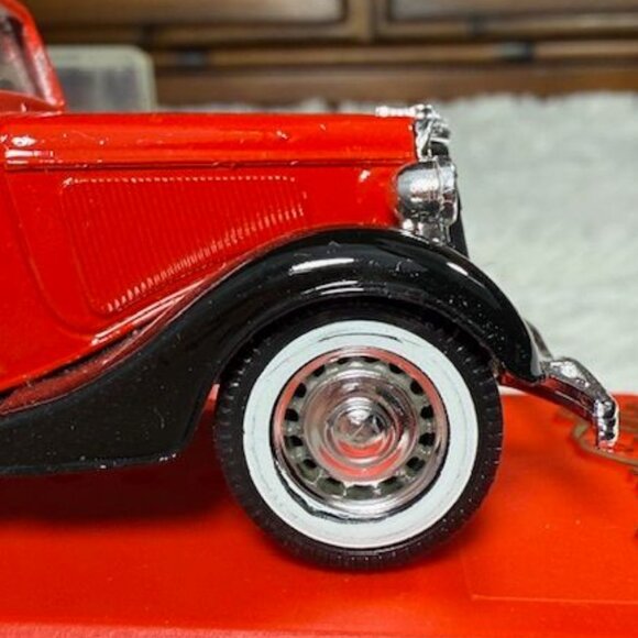 Vintage Coca-Cola Red and Black Metal 1936 Ford V8 in Case Made in France - Picture 12 of 15